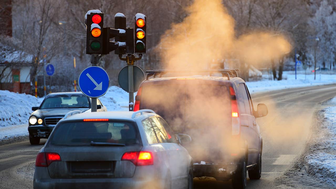 En bild på en bils avgasrör som släpper ut farliga avgaser, bland annat: kol(mon)oxid, kväveoxider och kolväten.