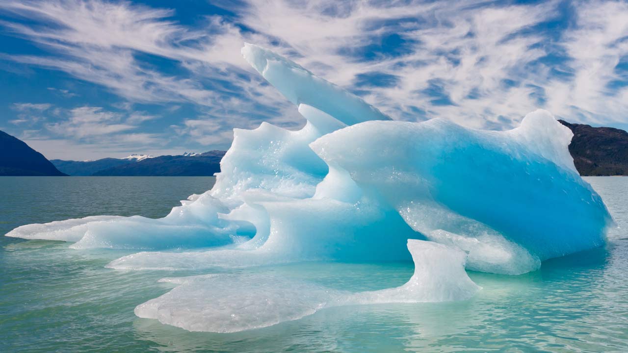 En bild på ett litet isberg som smälter. En stigande global medeltemperatur och smältande glaciärer är bara två av de problem som fordonstrafiken är en bidragande faktor till.