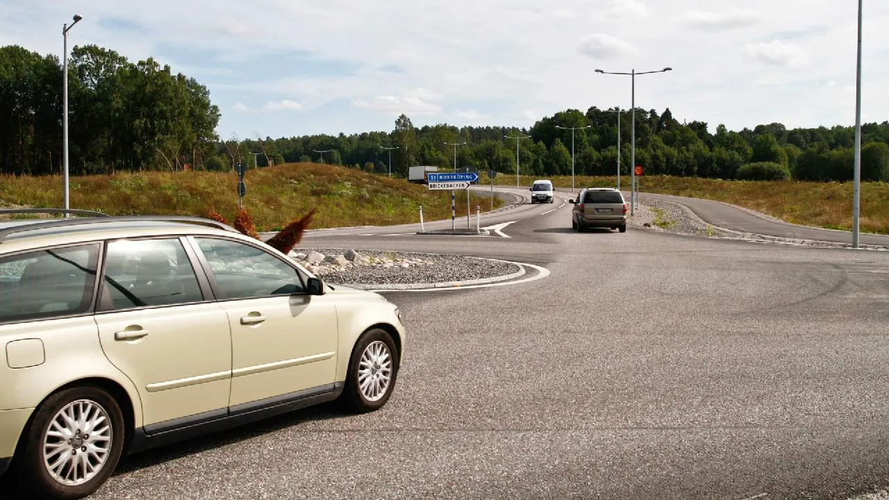 Placering och körfältsval – I cirkulationsplatser · 1/2